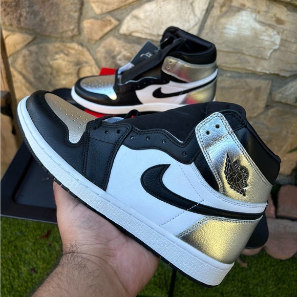 Air Jordan 1 High “Silver Toe” Size 11 Women / 9.5 Men - Picture 5 of 10